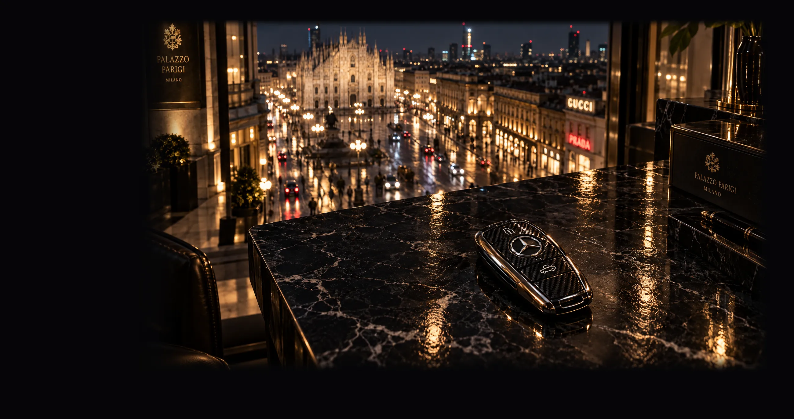 Chiave di una Mercedes su un tavolo di marmo nero con vista su Piazza del Duomo a Milano