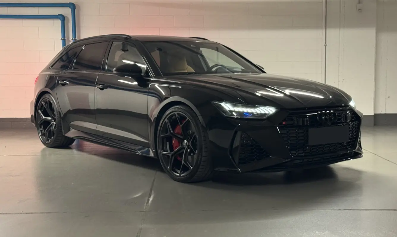 Audi RS6 Avant Performance a noleggio a Milano