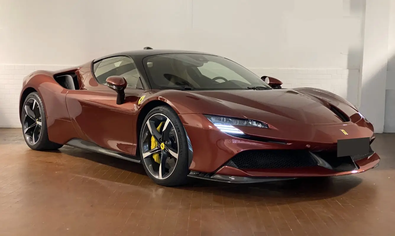 Ferrari SF90 Stradale a noleggio a Milano