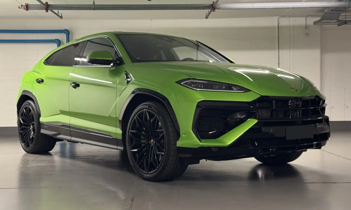Lamborghini Urus SE a noleggio a Milano