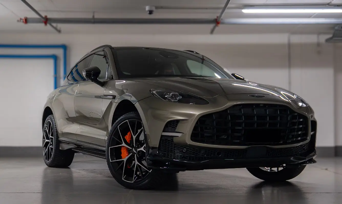 Aston Martin DBX 707 a noleggio a Milano