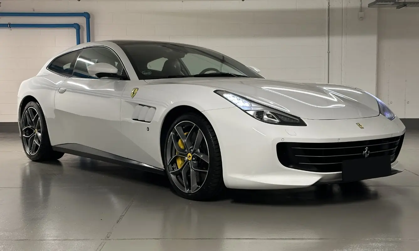 Ferrari GTC4 Lusso T a noleggio a Milano