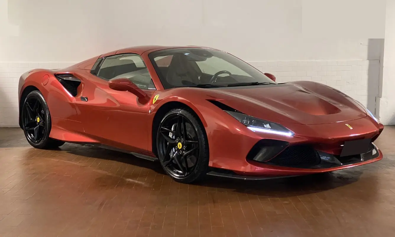 Ferrari F8 Spider a noleggio a Milano